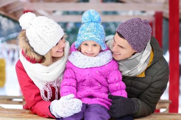 Retrato de família feliz ao ar livre em dia de inverno