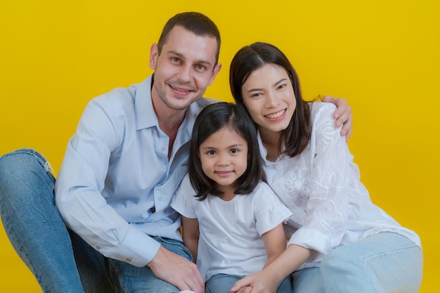 Retrato de família feliz com pais e filha pequena