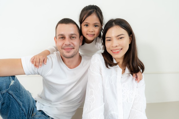 Retrato de família feliz com pais e filha pequena