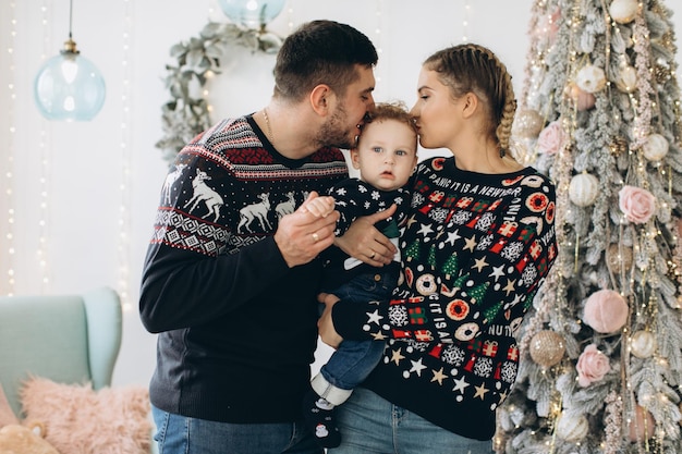 Retrato de família feliz de pai mãe e filho encaracolado celebrando o Natal juntos em casa Conceito de véspera de ano novo