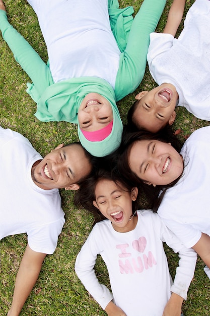 Retrato de família feliz de uma mãe e um pai com seus três filhos