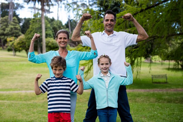 Retrato de família feliz desfrutando no parque