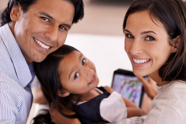 Retrato de família feliz e tablet com jogos para entretenimento ligação ou desfrutar de fim de semana em casa Mãe pai e filha em tecnologia para férias aplicativo on-line ou interação juntos em casa