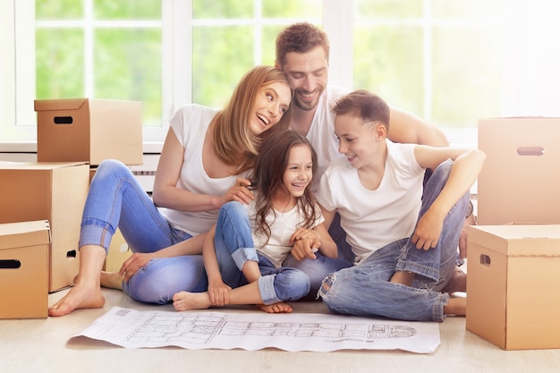 Retrato de família feliz em nova casa