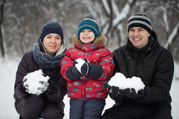 Retrato de família feliz em roupas quentes no inverno ao ar livre