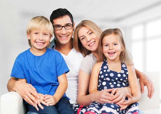 Retrato de família feliz em segundo plano