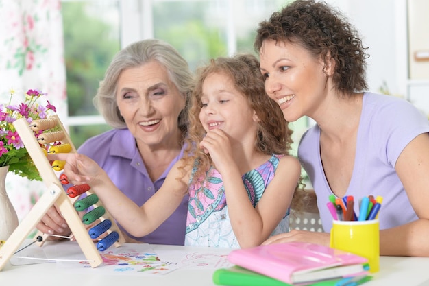 Retrato de família feliz fazendo lição de casa em casa