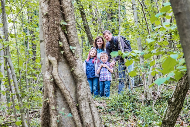 Retrato de família feliz na floresta