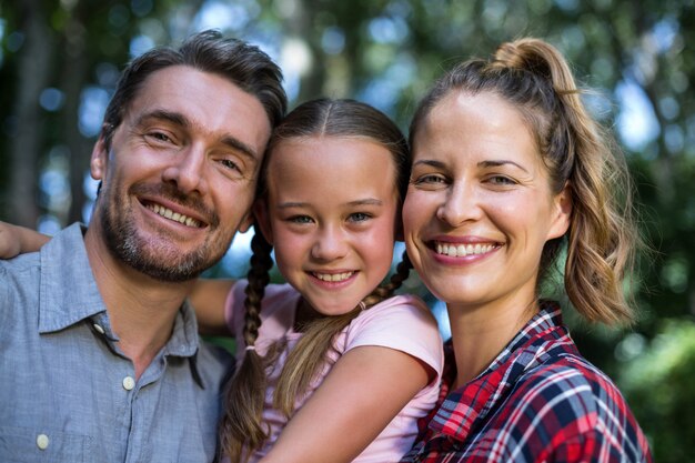 Foto retrato de família feliz no quintal