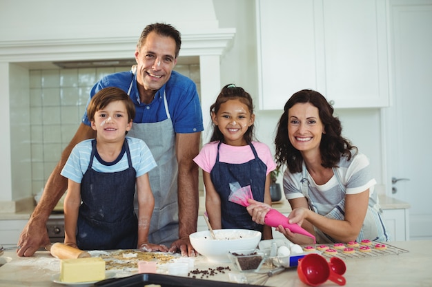 Foto retrato de família feliz preparando biscoitos na cozinha