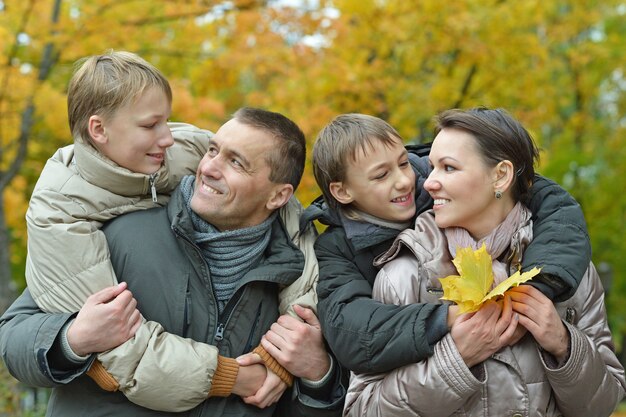 Retrato de família feliz relaxando no parque outono