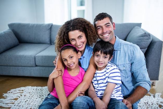 Retrato de família feliz sentados juntos no chão