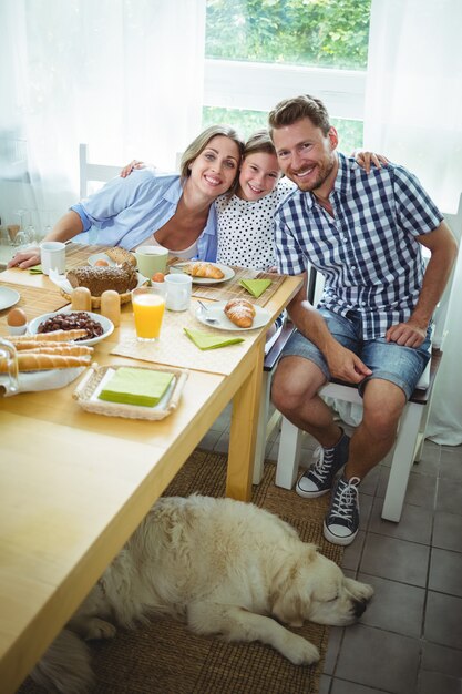 Retrato de família feliz tomando café juntos