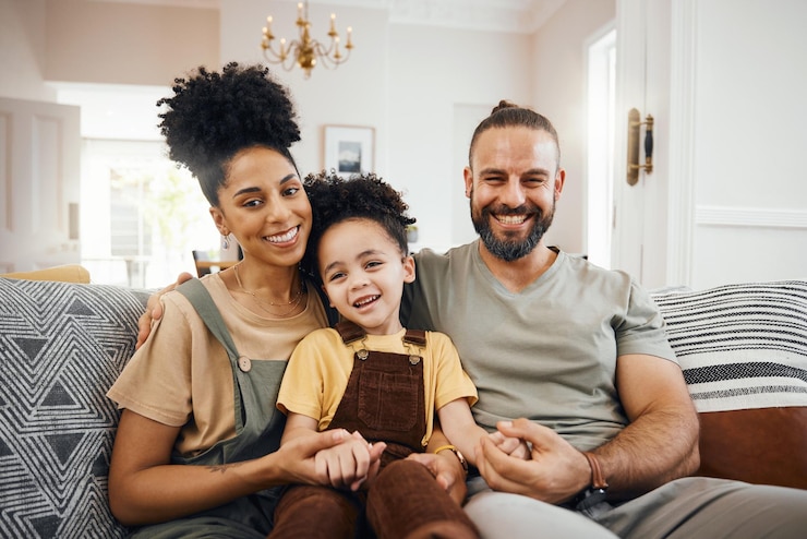 Foto retrato de família interracial e pais com criança relaxam no sofá, se unindo e felizes juntos em casa sorria, amor e carinho com confiança e apoie as pessoas na sala de estar, homem e mulher com criança