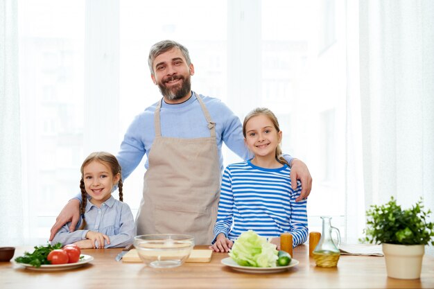 Retrato de família na cozinha moderna