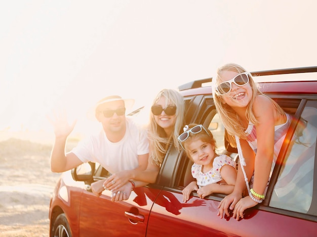 Foto retrato de família no carro