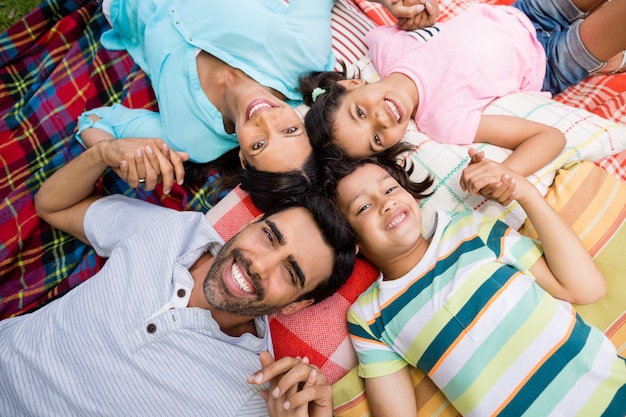 Retrato de família se divertindo no parque