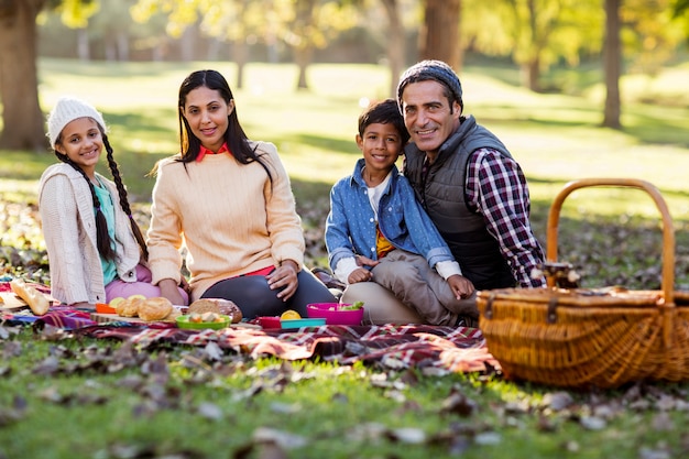 Retrato de família sorridente no parque