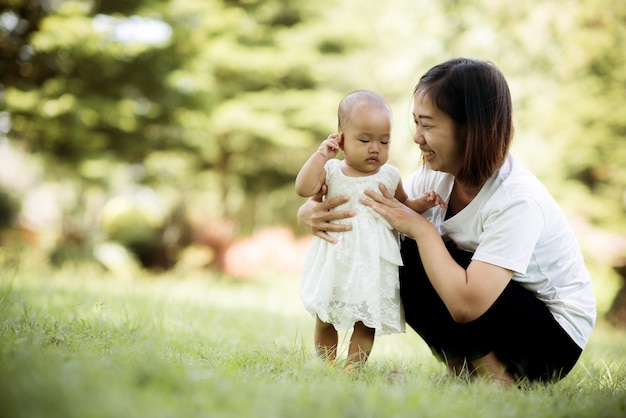 Retrato, de, feliz, amando, mãe, e, dela, bebê, família feliz, tendo divertimento, ao ar livre