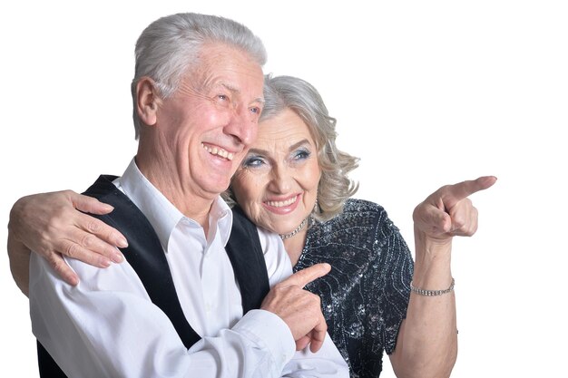 Foto retrato de feliz casal sênior surpreso isolado