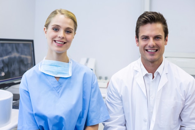 Retrato de feliz enfermeira e dentista