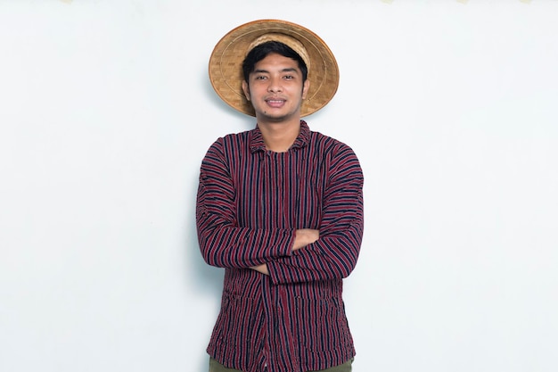 Retrato de feliz fazendeiro asiático isolado sobre fundo branco