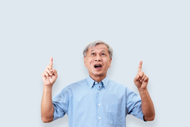 Retrato, de, feliz, homem asian sênior, gesto, ou, apontar, mão dedo, cima
