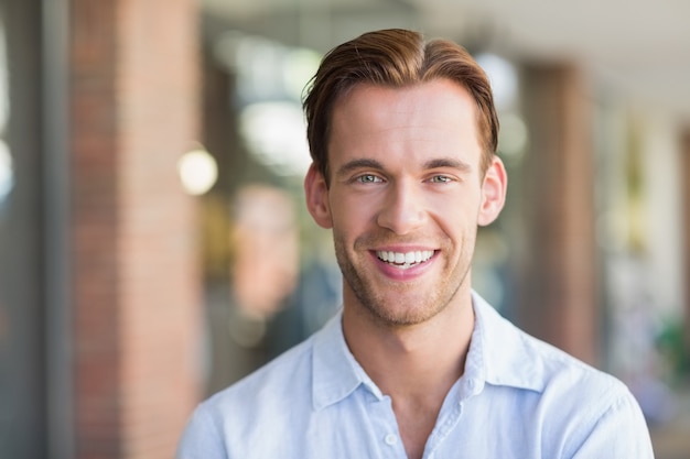 Retrato, de, feliz, homem sorridente