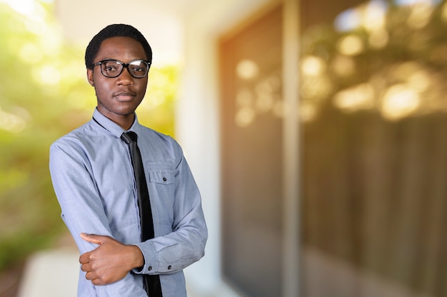 Retrato de feliz jovem africano com os braços cruzados