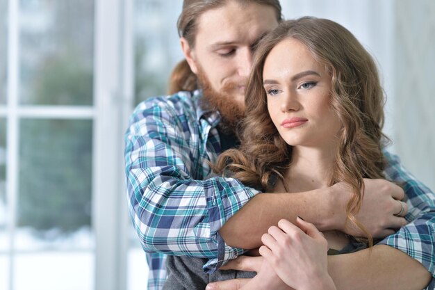 Foto retrato de feliz lindo casal jovem abraçando