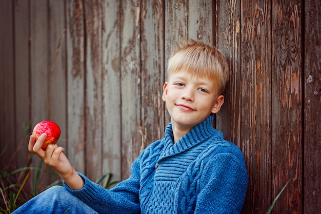 Retrato, de, feliz, menino, comer, um, maçã, exterior, em, a, jardim