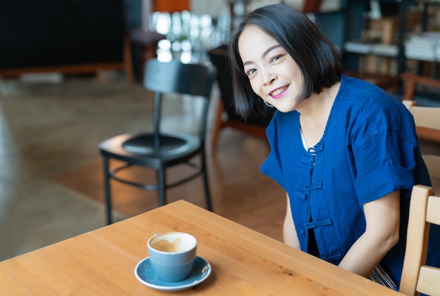 Retrato, de, feliz, mulher asian, com, sorrizo, olhos