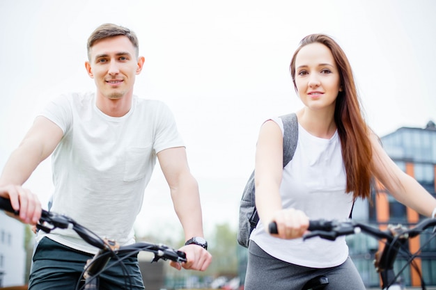 Retrato, de, feliz, par jovem, ligado, bicycles