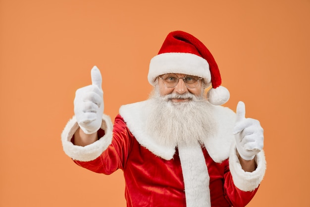 Retrato de feliz saint nicolas mostrando como sinais em estúdio