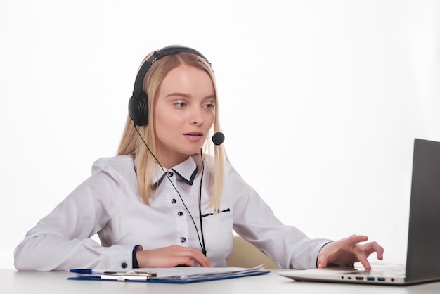 Retrato de feliz sorridente operador de telefone de suporte ao cliente feminino no local de trabalho