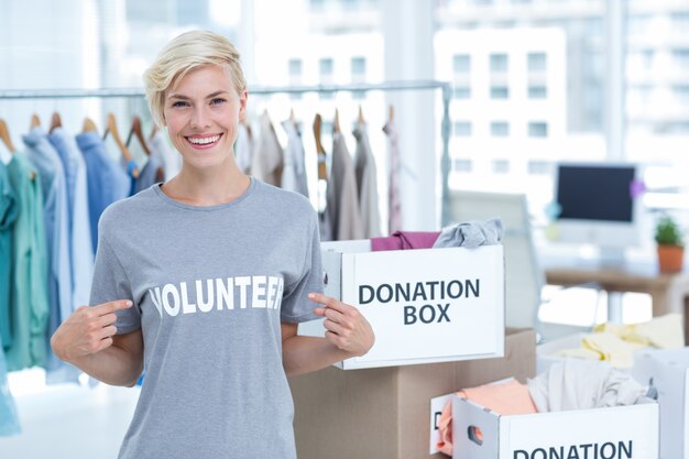 Retrato de feliz voluntário feminino