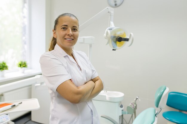 Retrato, de, femininas, odontólogo, com, braços cruzados