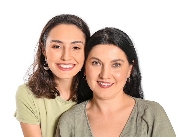 Retrato de filha adulta e sua mãe no espaço em branco