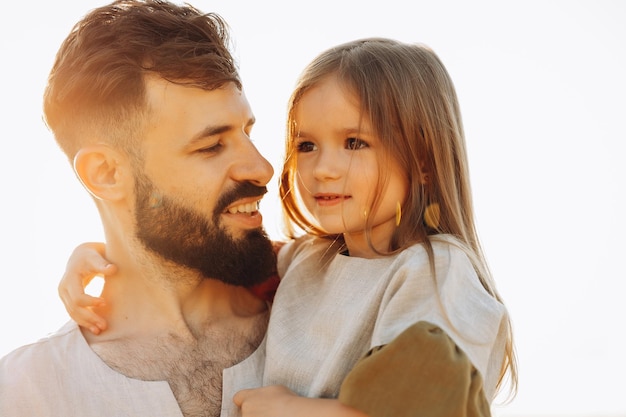 Foto retrato de filha com pai que está feliz sorrindo e abraçando