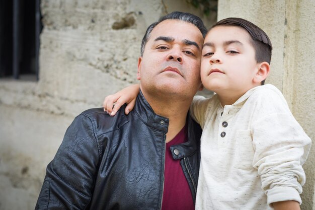 Retrato de filho e pai de raça mista hispânico e caucasiano