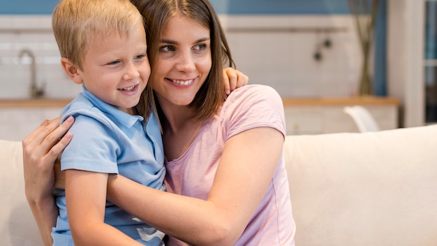 Foto retrato de filho fofo brincando com a mãe