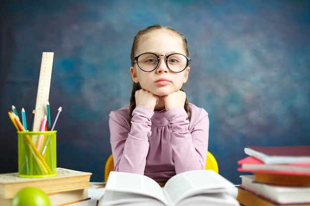 Retrato de foto de estudo bonito menina estudante