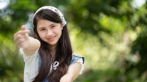 Retrato de foto sorrindo garota no parque verde parque da cidade verde na primavera sorrindo sonhadora sorrindo jovem