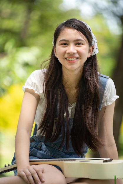 Foto retrato de foto sorrindo garota no parque verde parque da cidade verde na primavera sorrindo sonhadora sorrindo jovem