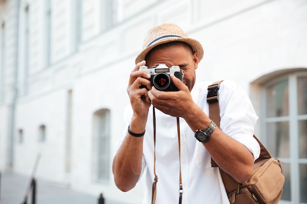 Retrato de fotógrafo na rua com câmera