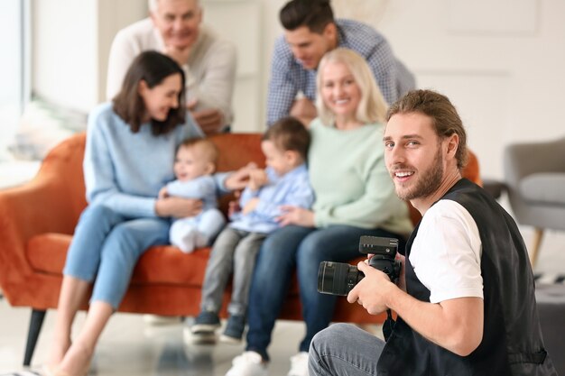 Retrato de fotógrafo trabalhando com família em estúdio