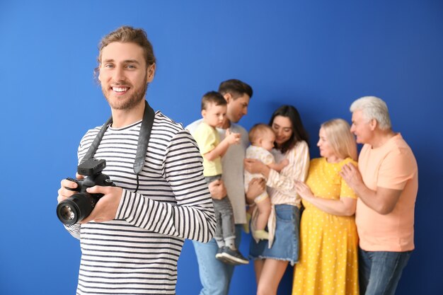 Retrato de fotógrafo trabalhando com família em estúdio