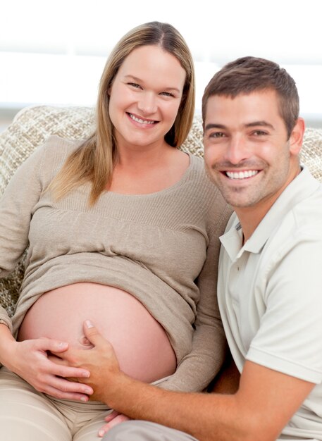 Foto retrato de futuros pais na sala de estar