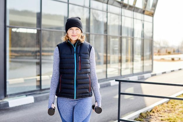 Retrato de garota fitness mulher muito desportiva em roupas esportivas de moda fazendo exercício intenso ao ar livre no parque