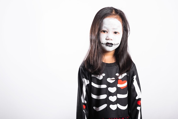 Foto retrato de garotinha asiática vestindo fantasia de bruxa